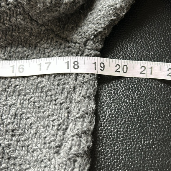 White House Black Market Fringe Shawl Sweater Coat Grey Pockets Belt Sz S - Picture 15 of 16